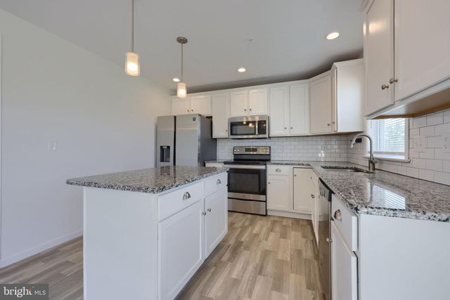 8 SOUTHSIDE DR, Willow Street, PA 17584