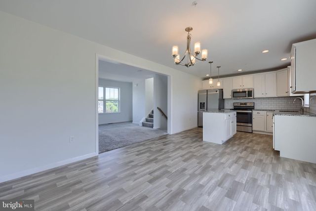 8 SOUTHSIDE DR, Willow Street, PA 17584