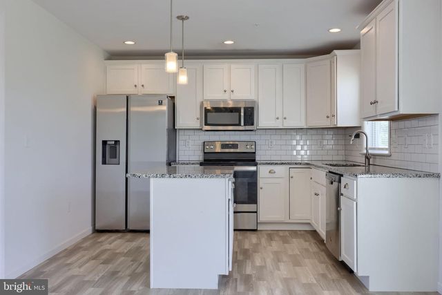 8 SOUTHSIDE DR, Willow Street, PA 17584