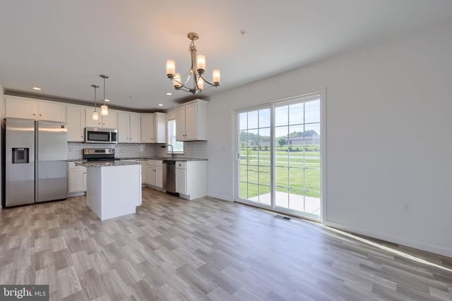 8 SOUTHSIDE DR, Willow Street, PA 17584