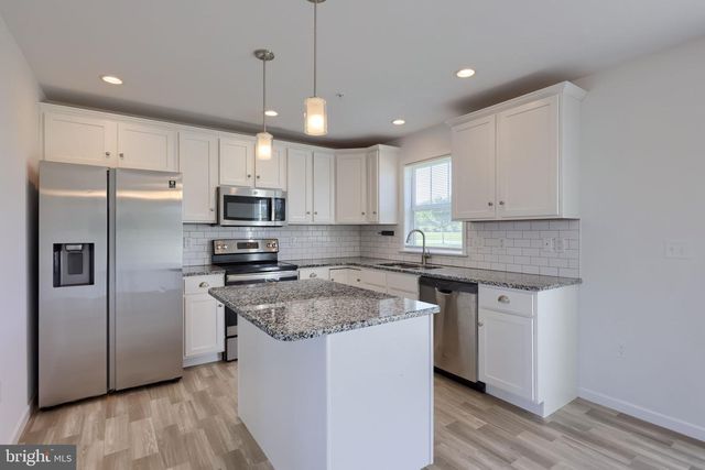 8 SOUTHSIDE DR, Willow Street, PA 17584