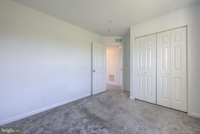 8 SOUTHSIDE DR, Willow Street, PA 17584