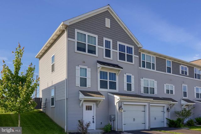 8 SOUTHSIDE DR, Willow Street, PA 17584