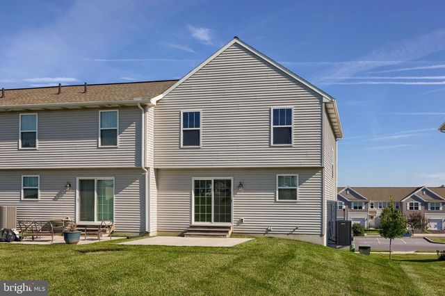 8 SOUTHSIDE DR, Willow Street, PA 17584
