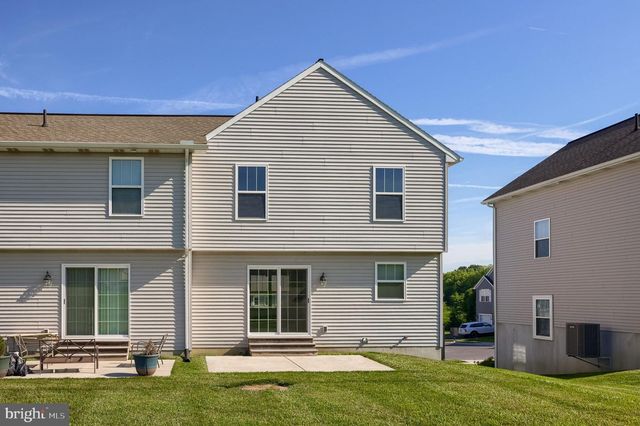 8 SOUTHSIDE DR, Willow Street, PA 17584