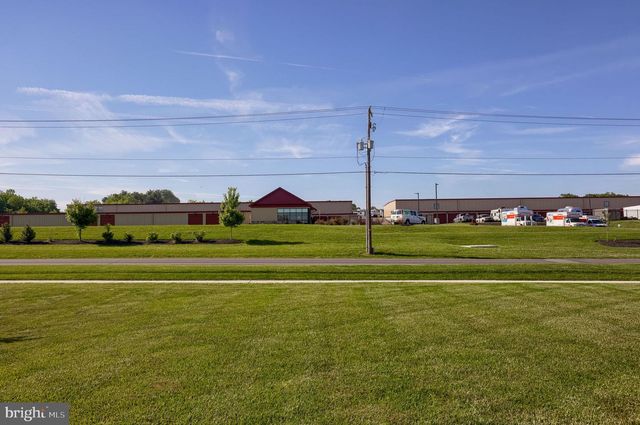 8 SOUTHSIDE DR, Willow Street, PA 17584