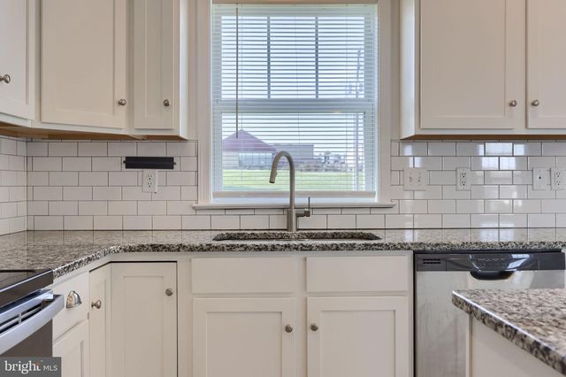 8 SOUTHSIDE DR, Willow Street, PA 17584