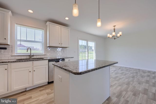 8 SOUTHSIDE DR, Willow Street, PA 17584