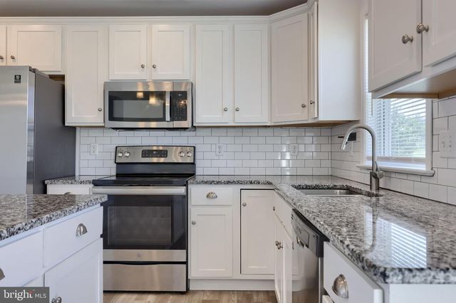 8 SOUTHSIDE DR, Willow Street, PA 17584