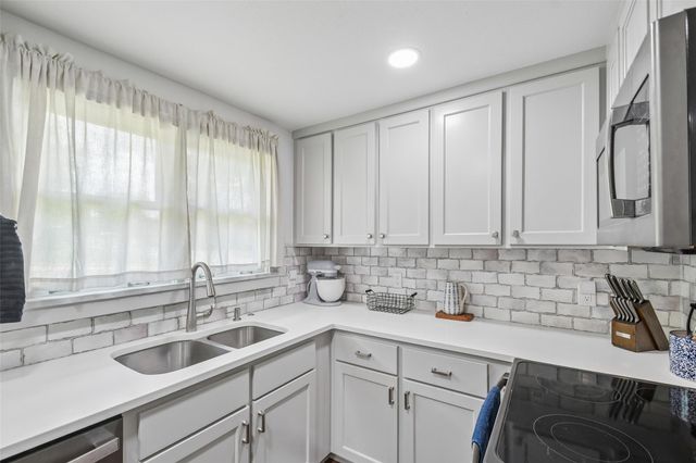 406 Live Oak ST, Smithville, TX 78957