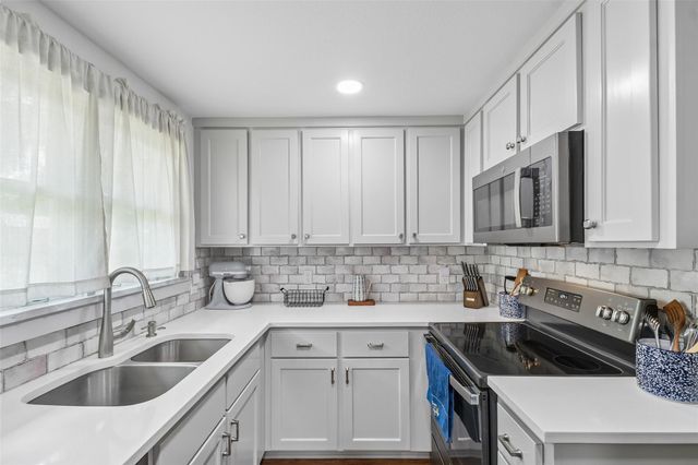 406 Live Oak ST, Smithville, TX 78957