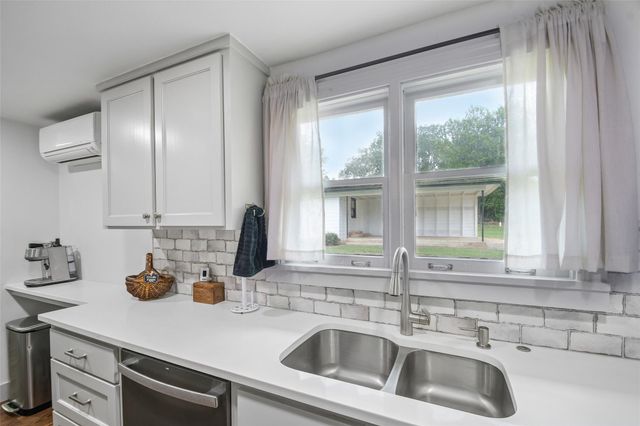 406 Live Oak ST, Smithville, TX 78957