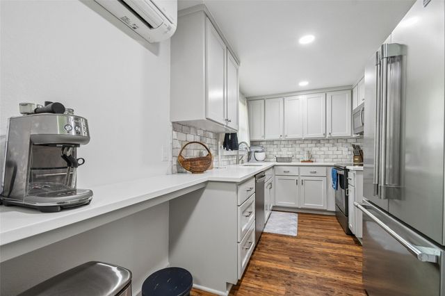406 Live Oak ST, Smithville, TX 78957