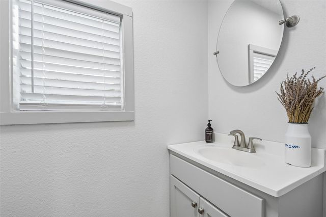 406 Live Oak ST, Smithville, TX 78957