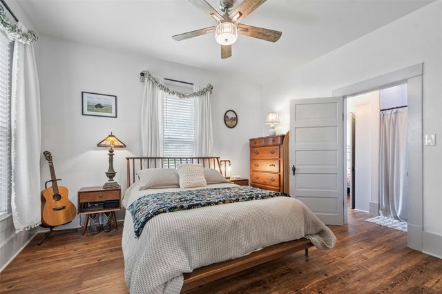 406 Live Oak ST, Smithville, TX 78957