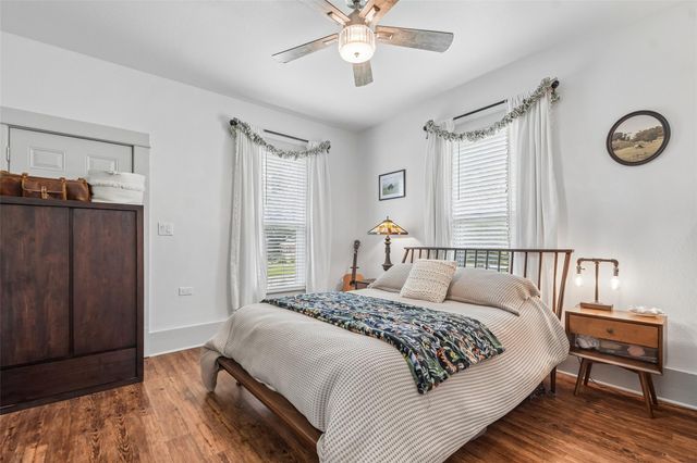 406 Live Oak ST, Smithville, TX 78957