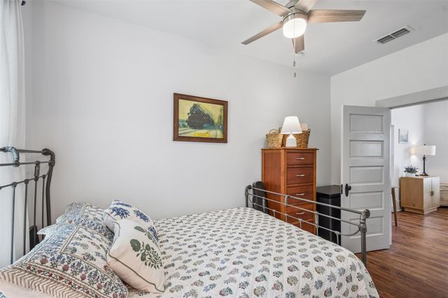 406 Live Oak ST, Smithville, TX 78957