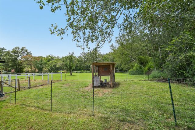406 Live Oak ST, Smithville, TX 78957