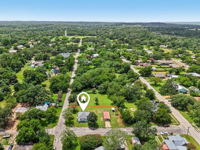 406 Live Oak ST, Smithville, TX 78957