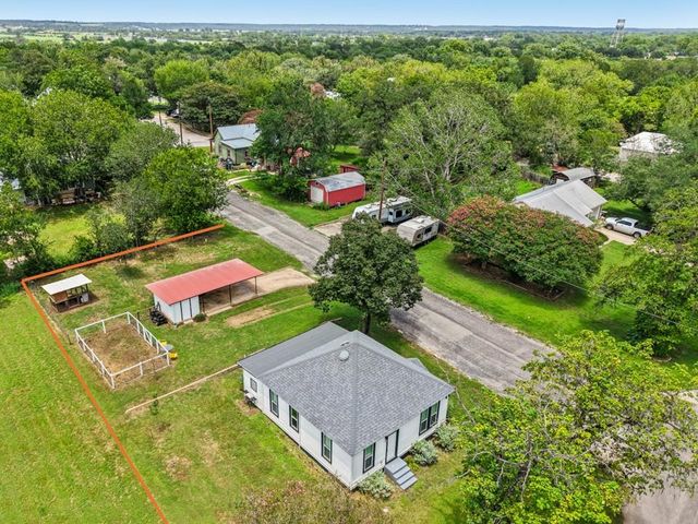 406 Live Oak ST, Smithville, TX 78957