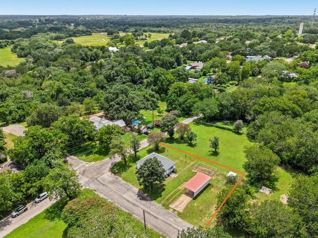406 Live Oak ST, Smithville, TX 78957