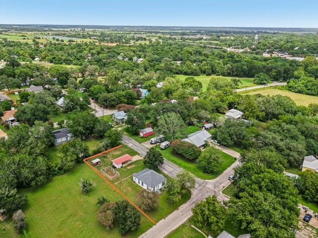 406 Live Oak ST, Smithville, TX 78957
