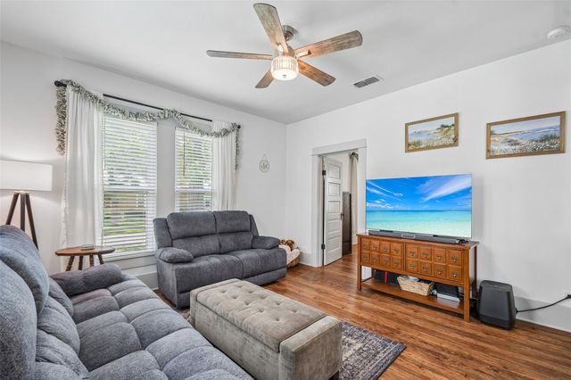 406 Live Oak ST, Smithville, TX 78957