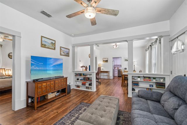 406 Live Oak ST, Smithville, TX 78957