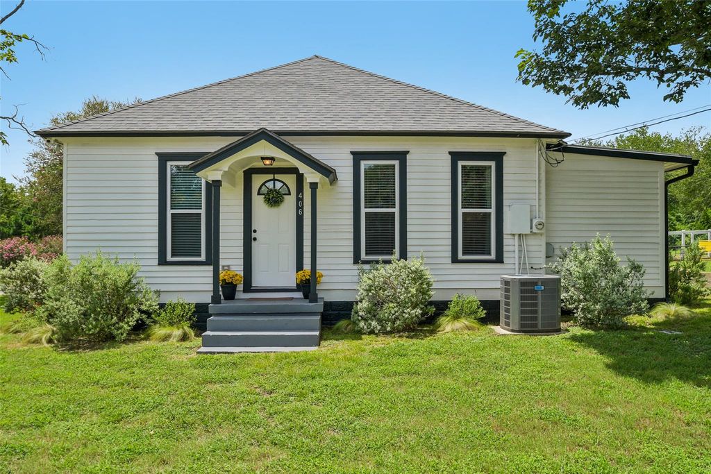 406 Live Oak ST, Smithville, TX 78957