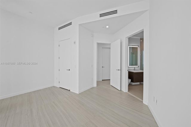 851 NE 1st Avenue PH 5700, Miami, FL 33132