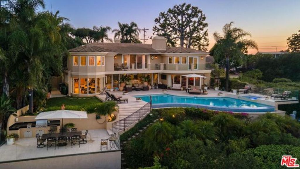 7833 Torreyson Drive, Los Angeles, CA 90046