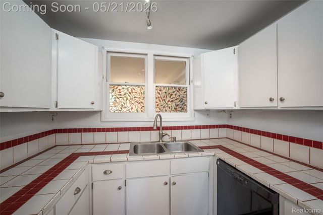 420 Wellsboro Street, Walled Lake, MI 48390