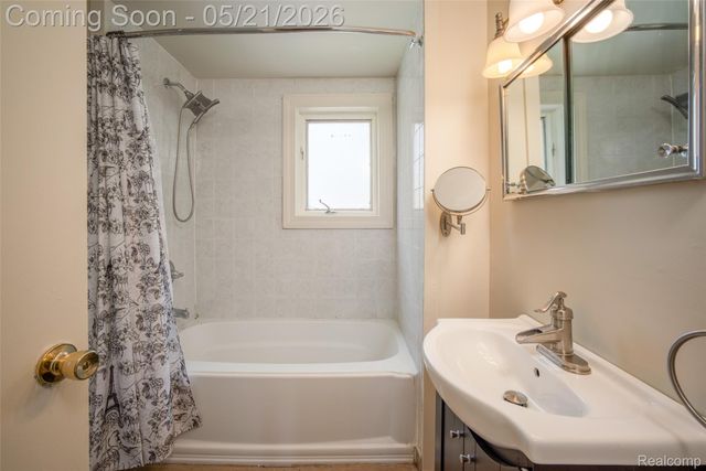 420 Wellsboro Street, Walled Lake, MI 48390
