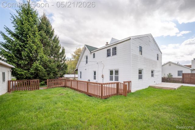 420 Wellsboro Street, Walled Lake, MI 48390