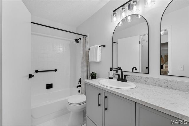 395 Royal Valley Drive, Creve Coeur, MO 63141