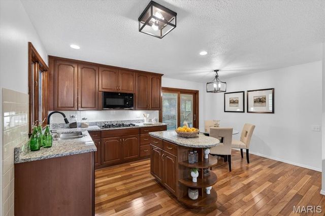 395 Royal Valley Drive, Creve Coeur, MO 63141
