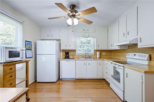 211 MAYFLOWER Drive, Woodstock, GA 30188