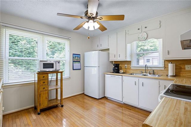 211 MAYFLOWER Drive, Woodstock, GA 30188