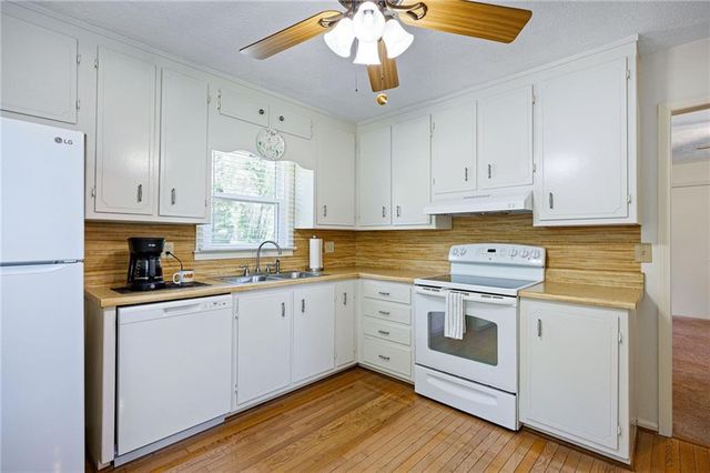 211 MAYFLOWER Drive, Woodstock, GA 30188