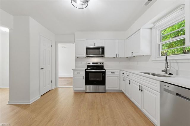 1566 Hummingbird LN, Virginia Beach, VA 23454