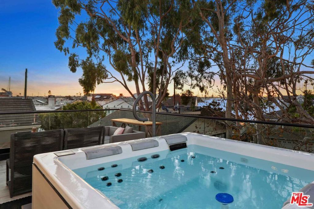 Image 14 of property listing at 121 Emerald Avenue, Newport Beach, CA 92662