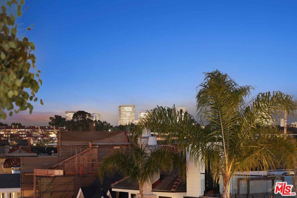 Image 20 of property listing at 121 Emerald Avenue, Newport Beach, CA 92662