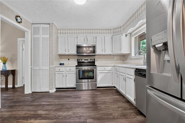 9640 Pine Thicket Way, Roswell, GA 30075