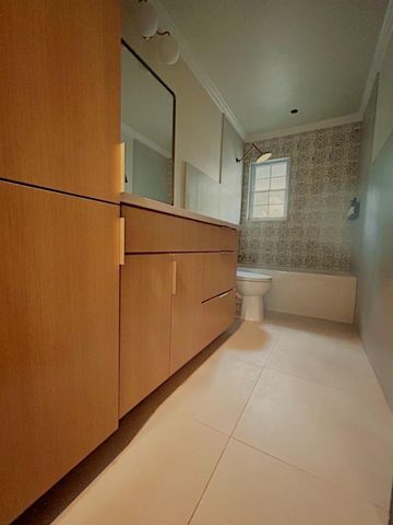 439 Brady LN, West Lake Hills, TX 78746