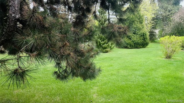 33779 VISTA Drive, Farmington Hills, MI 48331