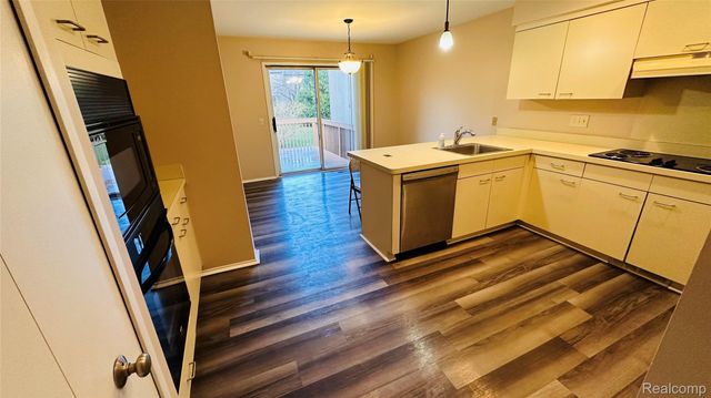 33779 VISTA Drive, Farmington Hills, MI 48331