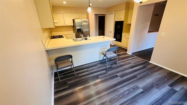 33779 VISTA Drive, Farmington Hills, MI 48331