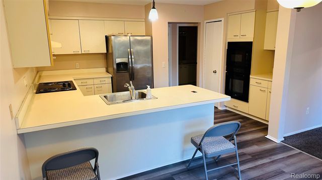 33779 VISTA Drive, Farmington Hills, MI 48331
