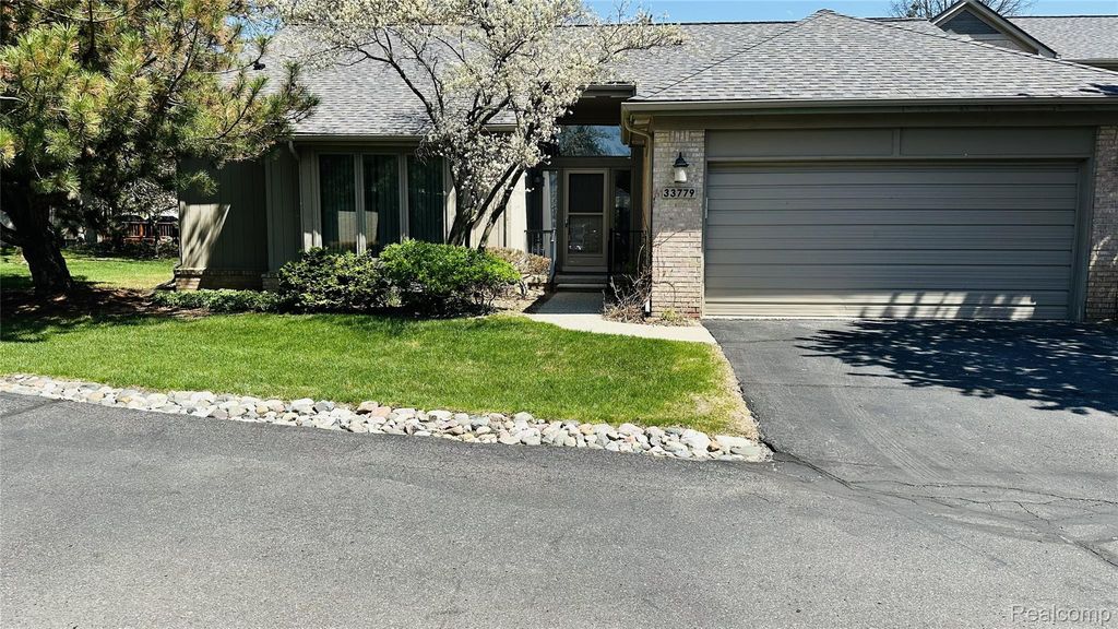 33779 VISTA Drive, Farmington Hills, MI 48331