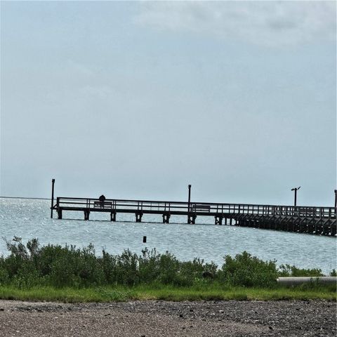 672 Northwest Dr, Rockport, TX 78382